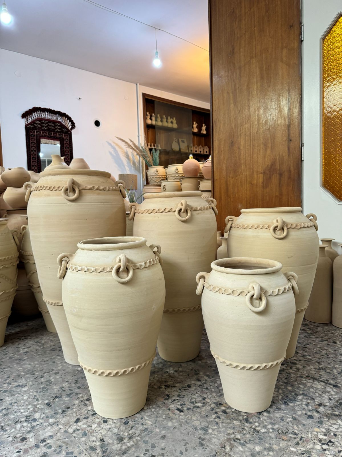 خمره کنار سالنی دو زنجیر